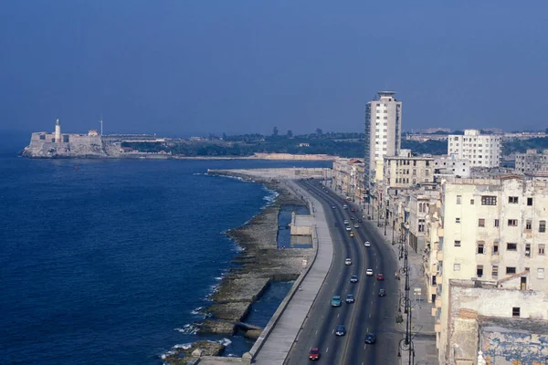 哈瓦那市位于加勒比海古巴一侧的Malecon路的建筑 哈瓦那 2005年10月 — 图库照片