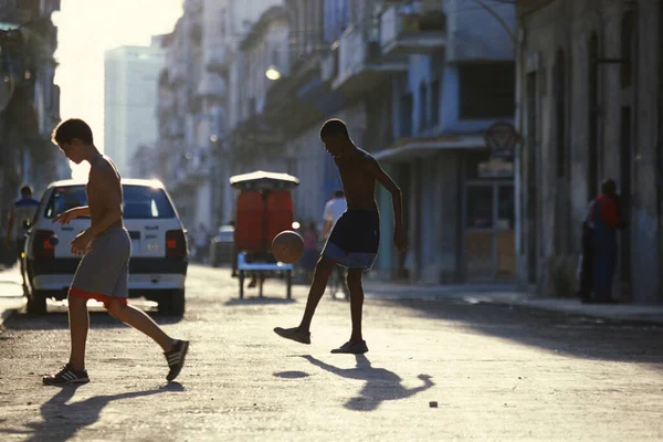 人々はカリブ海のキューバのハバナでストリートサッカーやストリートサッカーをしています 2005年10月 ハバナ — ストック写真