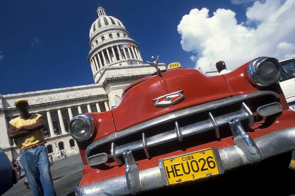 Carros Americanos Velhos Frente Nacional Capitolio Cidade Havana Cuba Mar — Fotografia de Stock