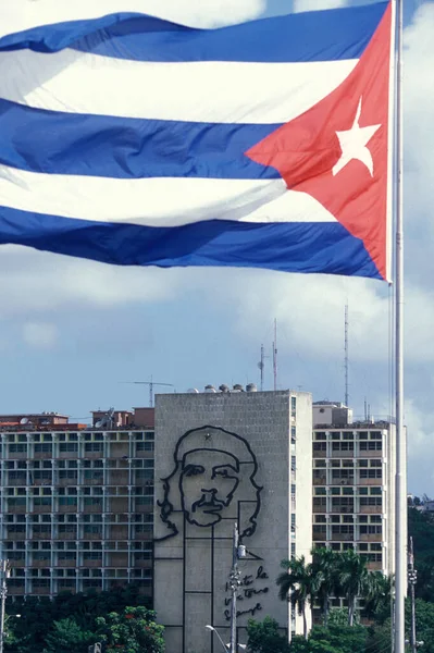 位于古巴哈瓦那市革命广场的内政部的Chguevara纪念馆 哈瓦那 2005年10月 — 图库照片