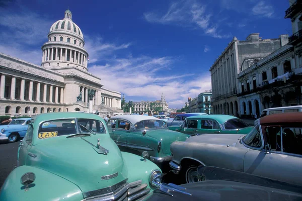 Oude Amerikaanse Auto Voor Capitolio National Havana Cuba Caribische Zee — Stockfoto