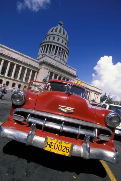 Vieilles Voitures Américaines Devant Capitolio National Dans Ville Havane Sur — Photo