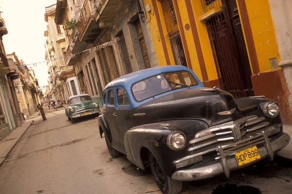 Старые Американские Автомобили Дороге Городе Гавана Кубе Карибском Море Куба — стоковое фото