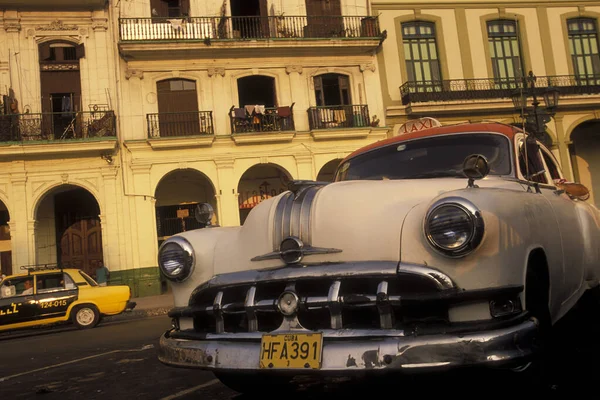 Alte Amerikanische Autos Auf Einer Straße Der Karibischen Stadt Havanna — Stockfoto