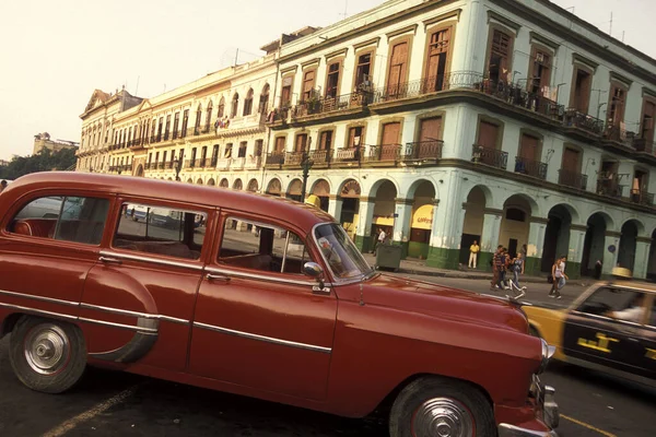 Carros Americanos Velhos Uma Estrada Cidade Havana Cuba Mar Caribe — Fotografia de Stock