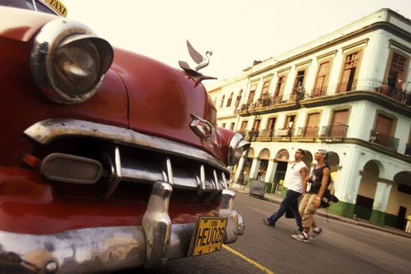 Alte Amerikanische Autos Auf Einer Straße Der Karibischen Stadt Havanna — Stockfoto