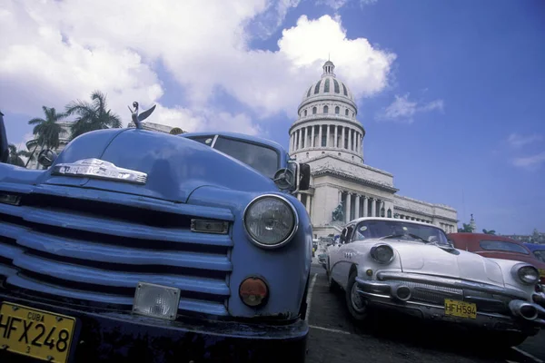Gamla Amerikanska Bilar Framför Capitolio National Staden Havanna Kuba Karibiska — Stockfoto