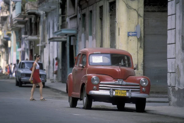 Stare Amerykańskie Samochody Drodze Mieście Hawana Kubie Morzu Karaibskim Kuba — Zdjęcie stockowe