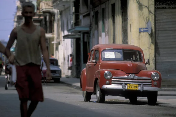 Viejos Coches Americanos Una Carretera Ciudad Habana Cuba Mar Caribe —  Fotos de Stock