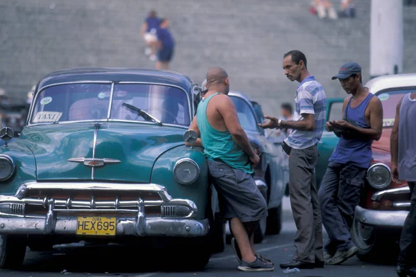 Taxista Con Viejos Coches Americanos Una Carretera Ciudad Habana Cuba — Foto de Stock