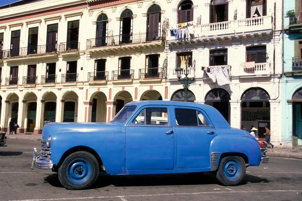 Viejos Coches Americanos Una Carretera Ciudad Habana Cuba Mar Caribe — Foto de Stock