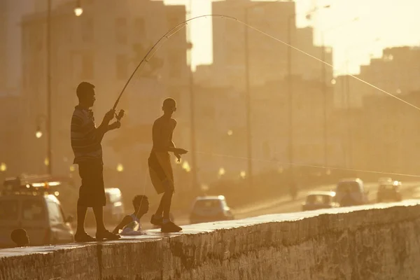 Люди Ловят Рыбу Дороге Малекон Роуд Городе Гавана Кубе Карибском — стоковое фото