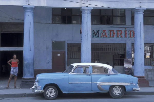 哈瓦那市一条公路上的美国旧车停在古巴加勒比海边 哈瓦那 2005年10月 — 图库照片