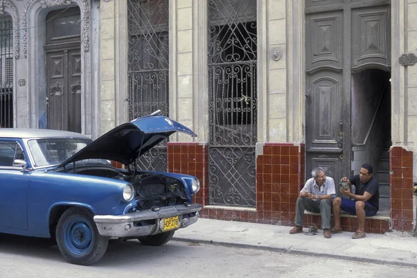 Люди Працюють Розбитій Старій Американській Машині Місті Гавана Кубі Карибському — стокове фото
