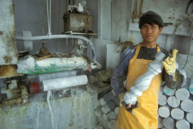 Doğu Aasia Tayvan 'ın Hualien şehrindeki taş bitirme fabrikası. Tayvan, Hualien, Mayıs 2001 