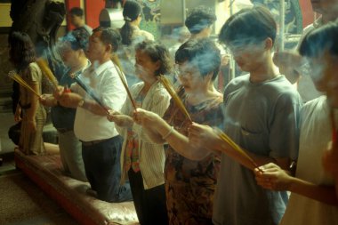 İnsanlar Doğu Aasia Tayvan 'ın Taipei kentindeki bir Çin tapınağında dua ediyorlar. Tayvan, Taipei, Mayıs 2001 