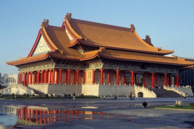 Özgürlük Meydanı 'ndaki Ulusal Tiyatro veya Doğu Aasia Tayvan' ın Taipei şehir merkezindeki Özgürlük Meydanı. Tayvan, Taipei, Mayıs 2001 