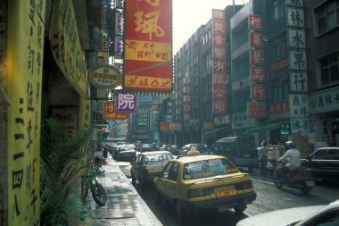 Doğu Aasia Tayvan 'ın Taipei şehir merkezinde bir yol. Tayvan, Taipei, Mayıs 2001 