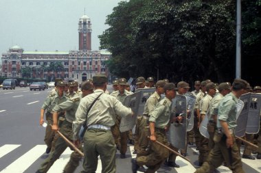 Doğu Aasia Tayvan 'daki Taipei şehir merkezindeki sokaklarda polis ve güvenlik. Tayvan, Taipei, Mayıs 2001 