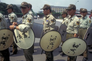 Doğu Aasia Tayvan 'daki Taipei şehir merkezindeki sokaklarda polis ve güvenlik. Tayvan, Taipei, Mayıs 2001 