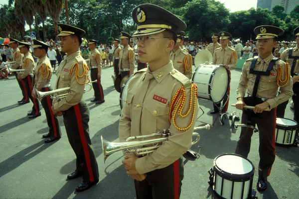 在美国国庆节与台湾军队士兵举行的仪式 7月在东亚台湾高雄市中心 2001年5月 — 图库照片