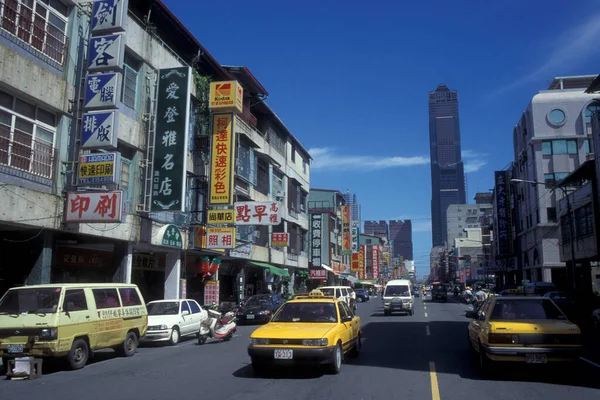東アジアの台湾高雄のスカイラインと市内中心部 1997年7月 — ストック写真
