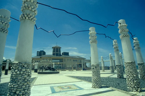 Doğu Aasia 'nın Tayvan' daki Kaohsiung şehir merkezine yakın Sizihwan Sahne Bölgesi 'nde bir halk parkı. Tayvan, Taipei, Temmuz 1997 