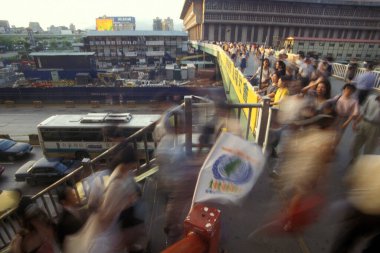 Doğu Aasia Tayvan 'ın Taipei şehir merkezinde bir anayol. Tayvan, Taipei, Mayıs 2001 