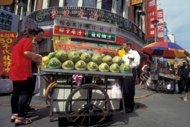 Doğu Aasia Tayvan 'daki Taipei şehir merkezindeki bir gıda pazarında hindistan cevizi. Tayvan, Taipei, Temmuz 1997 