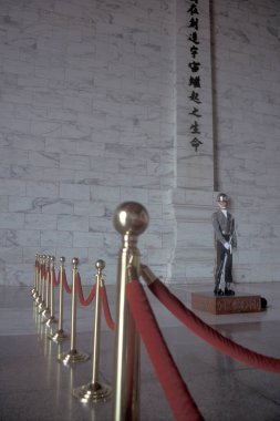 Doğu Aasia Tayvan 'daki Taipei' nin merkezindeki Chiang Kai Shek Anıt Salonu 'nda bir muhafız. Tayvan, Taipei, Mayıs 2001 