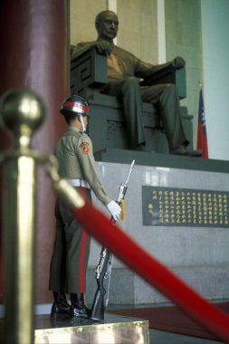Doğu Aasia Tayvan 'daki Taipei' nin merkezindeki Chiang Kai Shek Anıt Salonu 'nda bir muhafız. Tayvan, Taipei, Mayıs 2001 