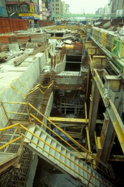 Doğu Aasia Tayvan 'ın Taipei şehrindeki Zhongxiao yolunda ya da Chunghsiao Yolu' nda bir metro istasyonunun inşaatı. Tayvan, Taipei, Temmuz 1997 