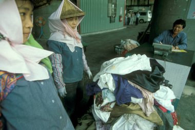 Doğu Aasia Tayvan 'daki Kaohsiung şehir merkezinde bir geri dönüşüm merkezi. Tayvan, Taipei, Temmuz 1997 