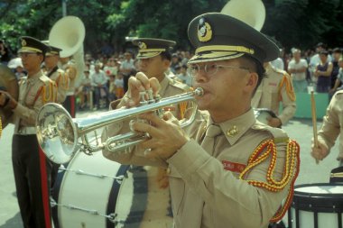 4. ABD Ulusal Günü 'nde Tayvan ordusunun askerleriyle bir tören. Temmuz ayında Doğu Aasia Tayvan 'ın Kaohsiung şehrinde. Tayvan, Taipei, Mayıs 2001 