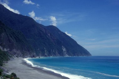 Doğu Aasia 'daki Tayvan' da Pasifik Okyanusu 'nun doğu kıyısında Hualien yakınlarında bir sahil ve manzara. Tayvan, Taipei, Mayıs 2001 