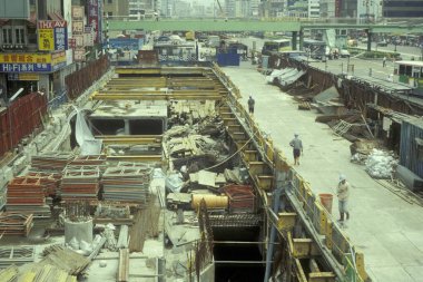 Doğu Aasia Tayvan 'ın Taipei şehrindeki Zhongxiao yolunda ya da Chunghsiao Yolu' nda bir metro istasyonunun inşaatı. Tayvan, Taipei, Temmuz 1997 