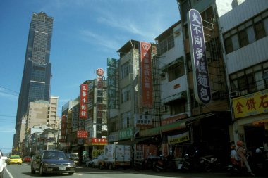 Doğu Aasia Tayvan 'daki Kaohsiung' un ufuk çizgisi ve şehir merkezi. Tayvan, Taipei, Temmuz 1997 