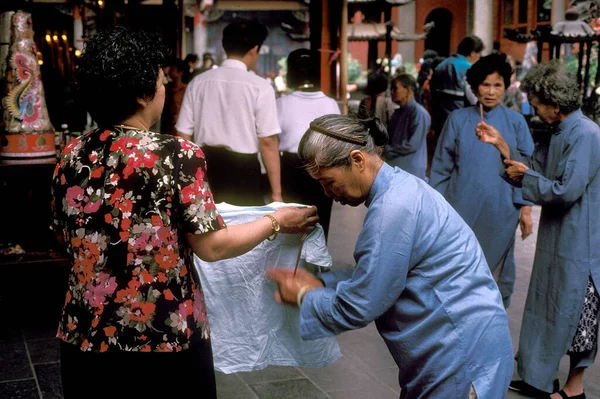 Люди Молятся Китайском Храме Центре Тайбэя Тайване Восточной Асии Тайвань — стоковое фото