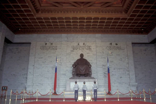 Garde Chiang Kai Shek Memorial Hall Dans Centre Ville Taipei — Photo
