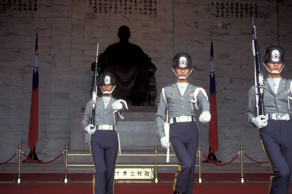 東アジアの台北市中心部にあるチェンマイ カイ石記念館の警備員 2001年5月 — ストック写真