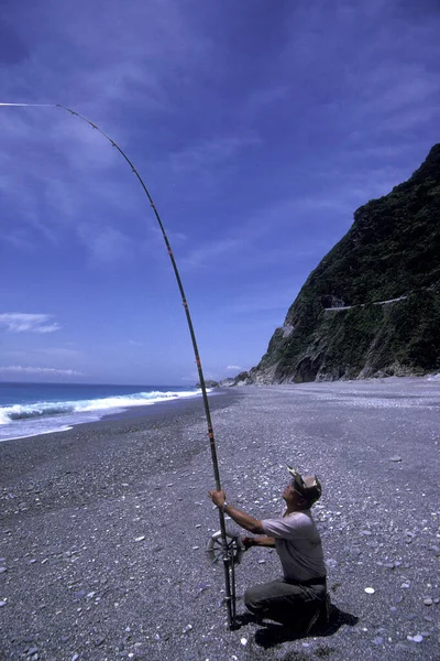 東アジアの台湾太平洋東海岸の花蓮付近の風景の中の漁師 2001年5月 — ストック写真