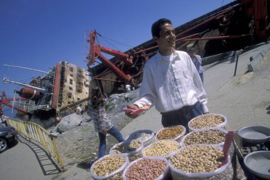  Türkiye 'nin İstanbul kentindeki Bospurus' ta bir gemi enkazı. Türkiye, İstanbul, Mayıs 2002