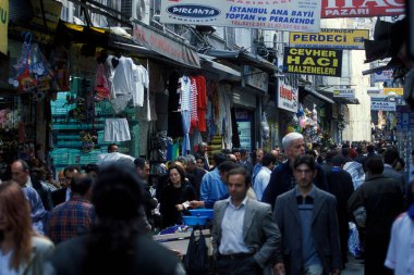 İstanbul 'un eski İstanbul ilçesinde dar bir sokak ve alışveriş caddesi. Türkiye, İstanbul, Mayıs 2002
