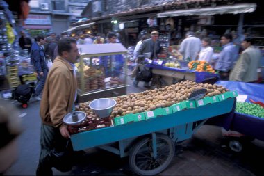 Türkiye 'nin eski İstanbul kentindeki Old Souq veya Bazaar Kapali Carsi Market' te bir gıda satıcısı. Türkiye, İstanbul, Mayıs 2002
