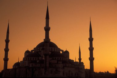İstanbul 'un eski İstanbul kentindeki Sultan Ahmed Camii veya Mavi Cami. Türkiye, İstanbul, Mayıs 2002