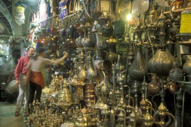 Türkiye 'nin eski İstanbul kentindeki Old Souq veya Bazaar Kapali Carsi Market' te bir dükkan. Türkiye, İstanbul, Mayıs 2002