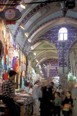 Türkiye 'nin eski İstanbul kentindeki Old Souq veya Bazaar Kapali Carsi Market' in mimarisi. Türkiye, İstanbul, Mayıs 2002