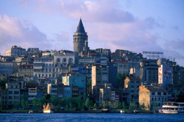 İstanbul 'da Karaköy ve Galata' nın kent manzarası. Türkiye, İstanbul, Mayıs 2002
