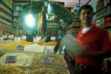 Türkiye 'nin eski İstanbul kentindeki Old Souq veya Bazaar Kapali Carsi Market' te bir gıda dükkanı. Türkiye, İstanbul, Mayıs 2002
