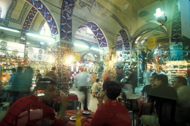Türkiye 'nin eski İstanbul kentindeki Old Souq veya Bazaar Kapali Carsi Market' in mimarisi. Türkiye, İstanbul, Mayıs 2002
